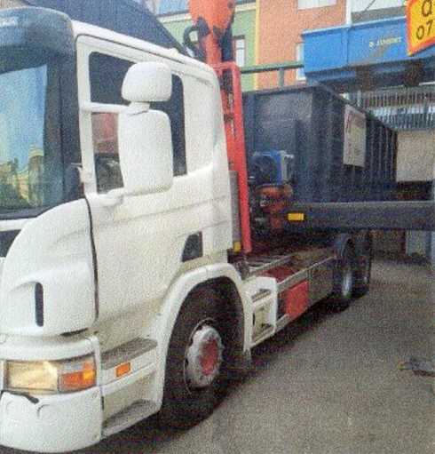Vit treaxlad lastväxlare Scania P380 LB6X2 med asfaltspatcher stulen i Ljungby